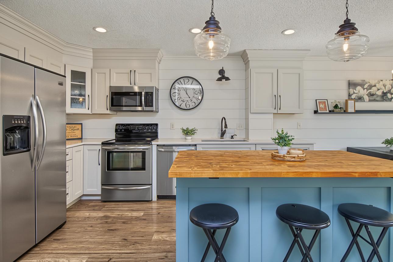 Beautifully updated townhome in Colby Lake!