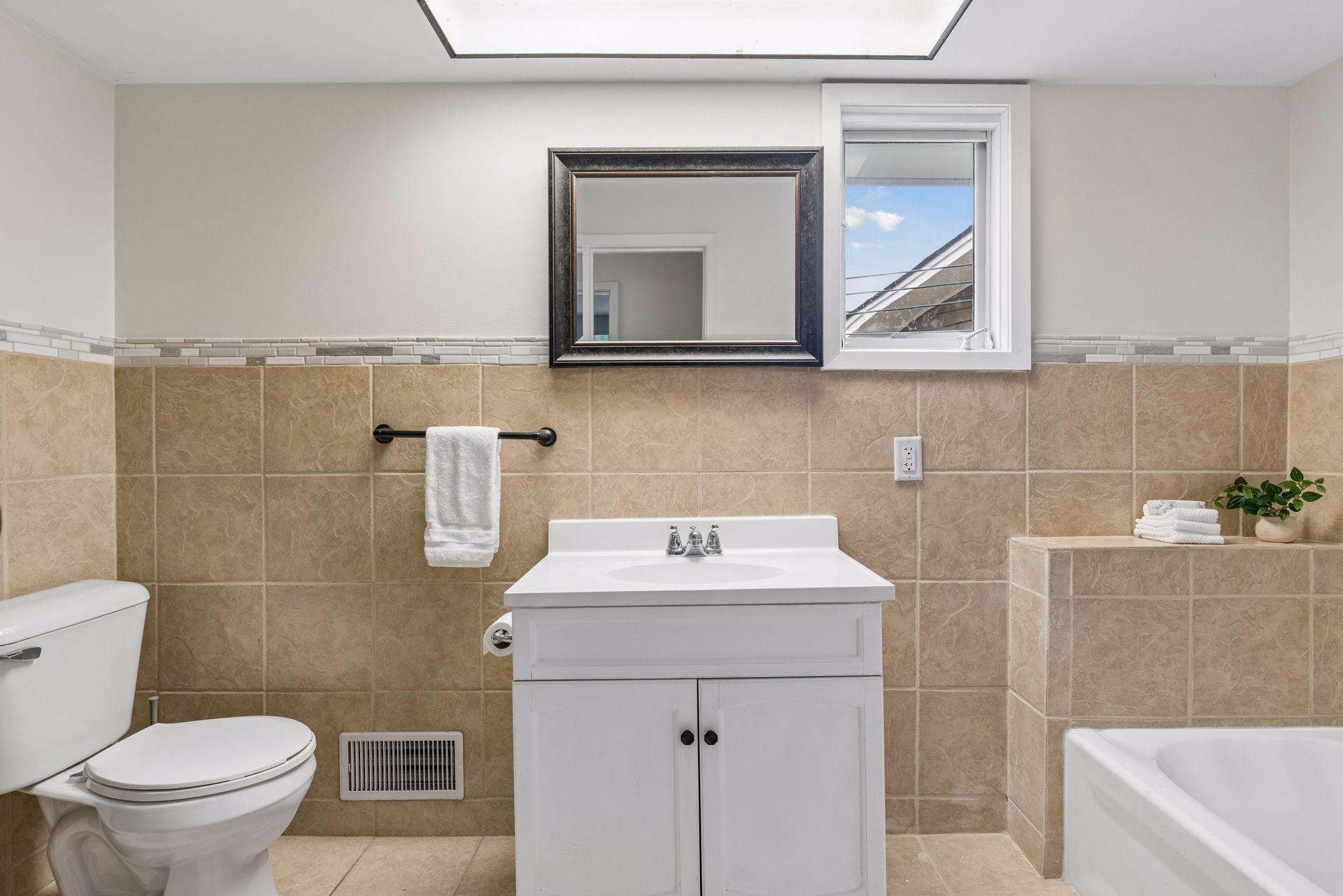 Primary ensuite, with full bath