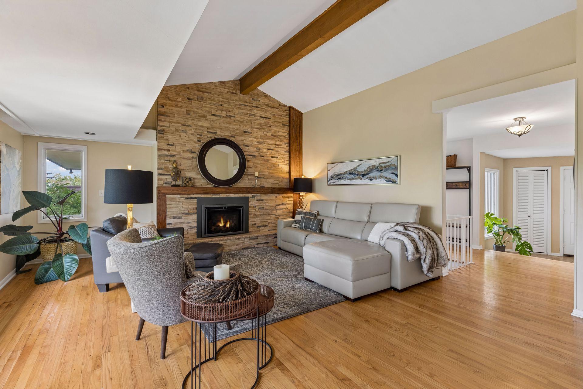 Gorgeous hardwood oak floors