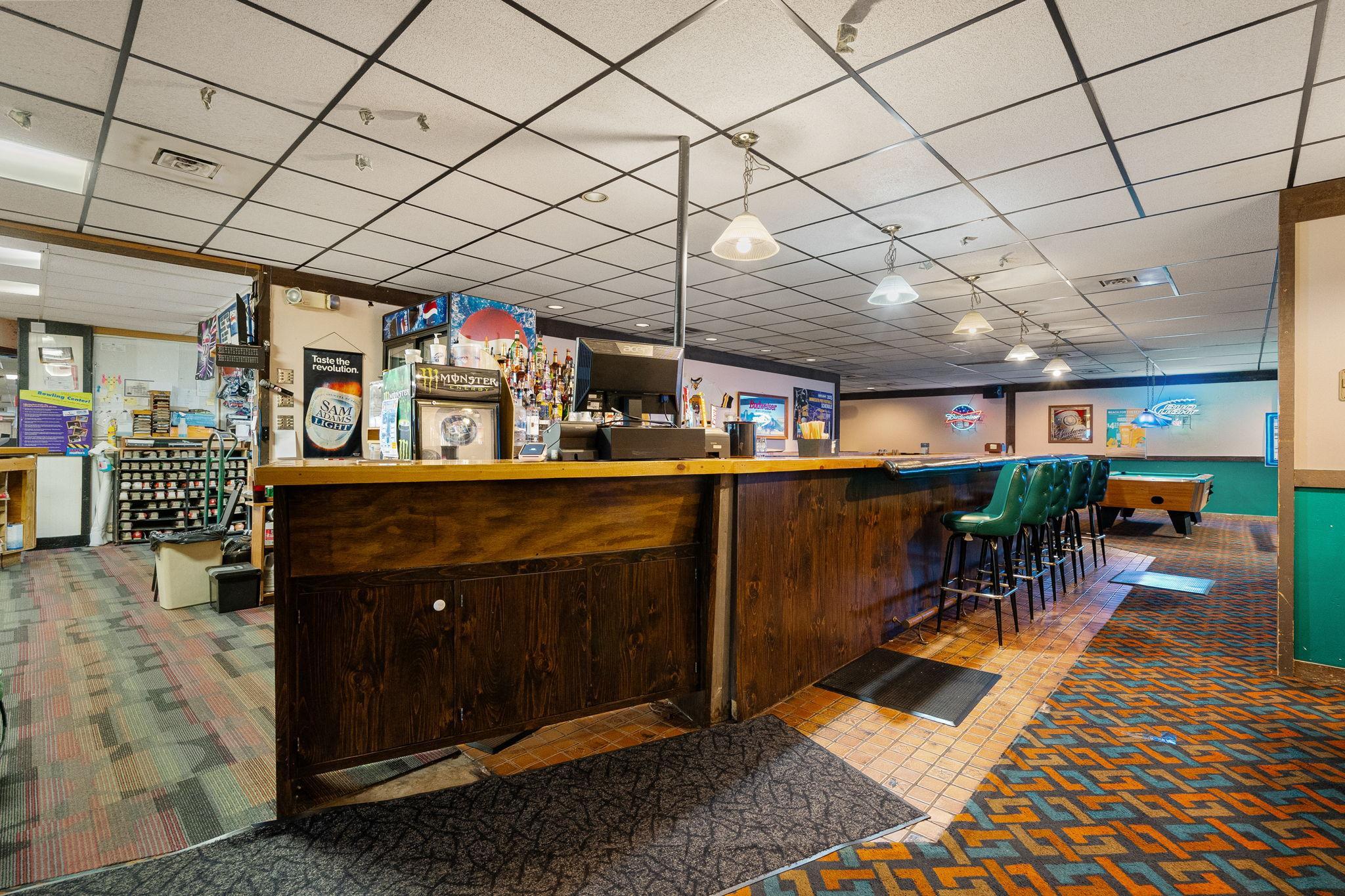 Bar and wait station