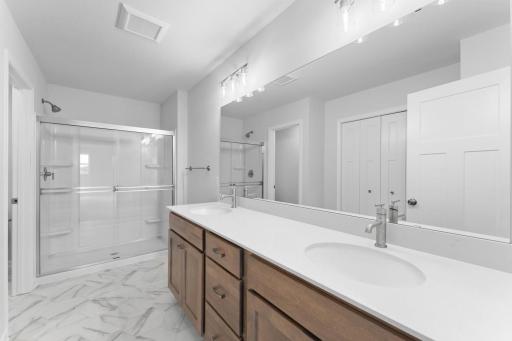 [L151-Z033]Owners Bathroom.1.jpg
