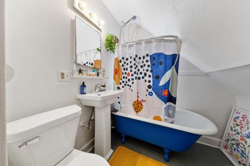 23 bathroom.jpg