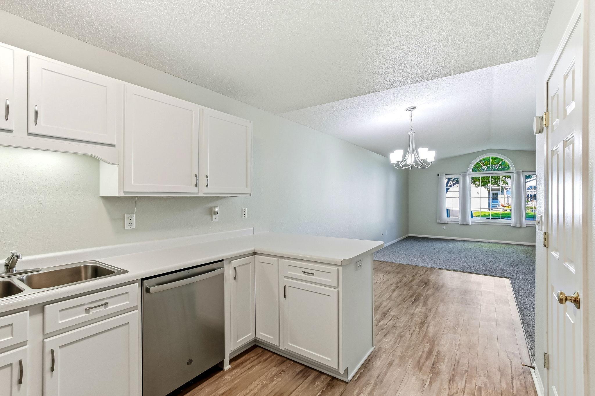 13-web-or-mls-11021-57th-St-13.jpg