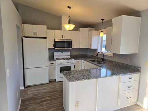 4355 kitchen.jpg