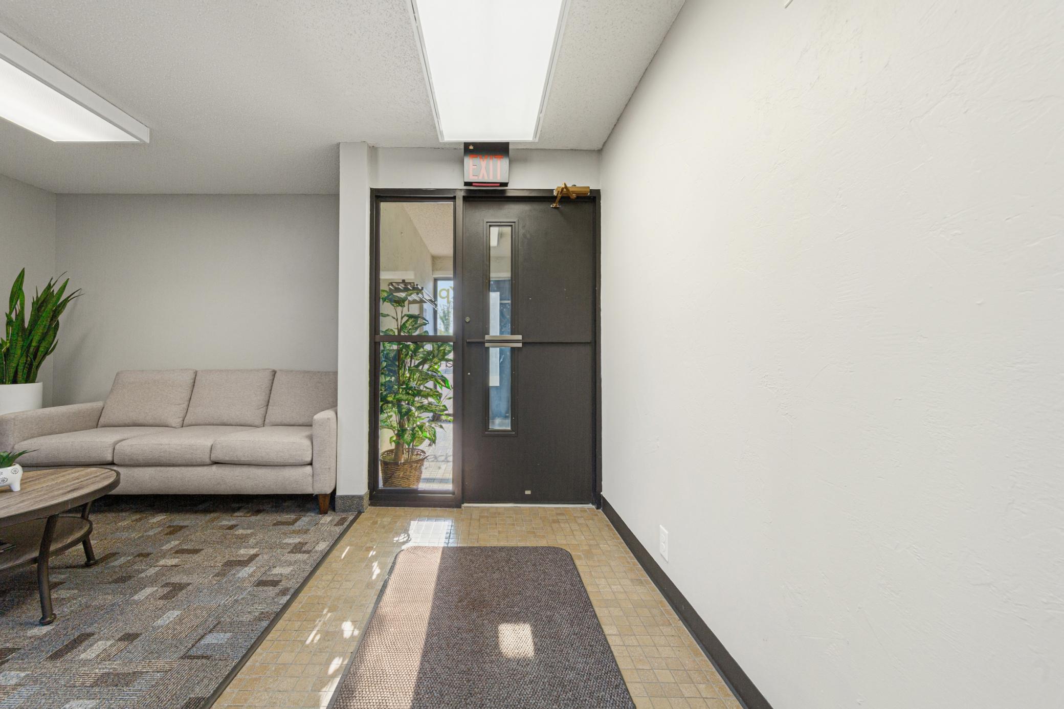 8 entry_foyer.jpg