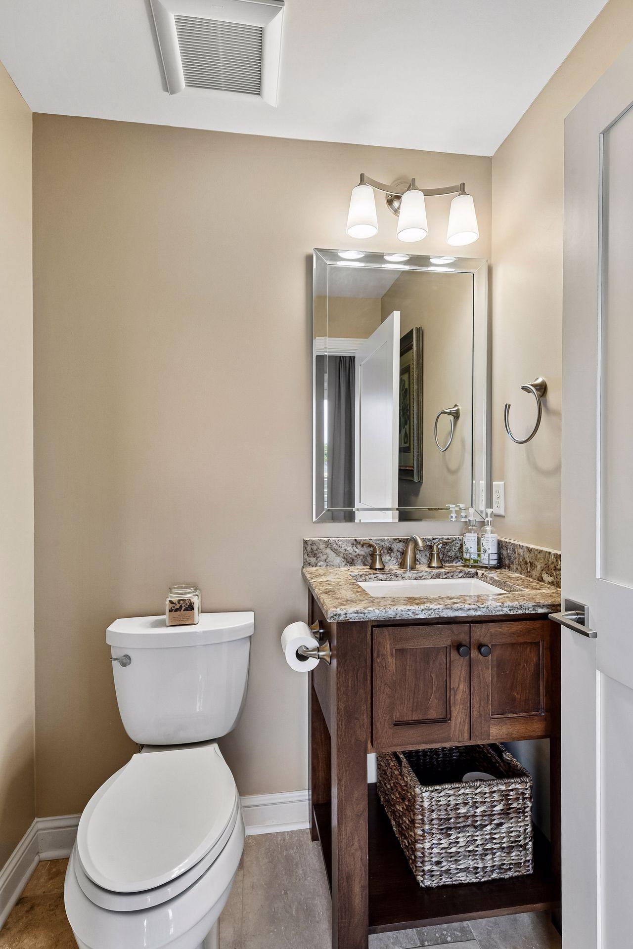 Upper level 1/2 bathroom