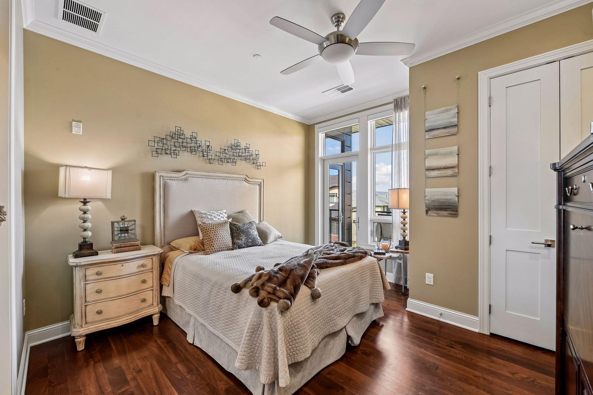Second bedroom with access to the balcony