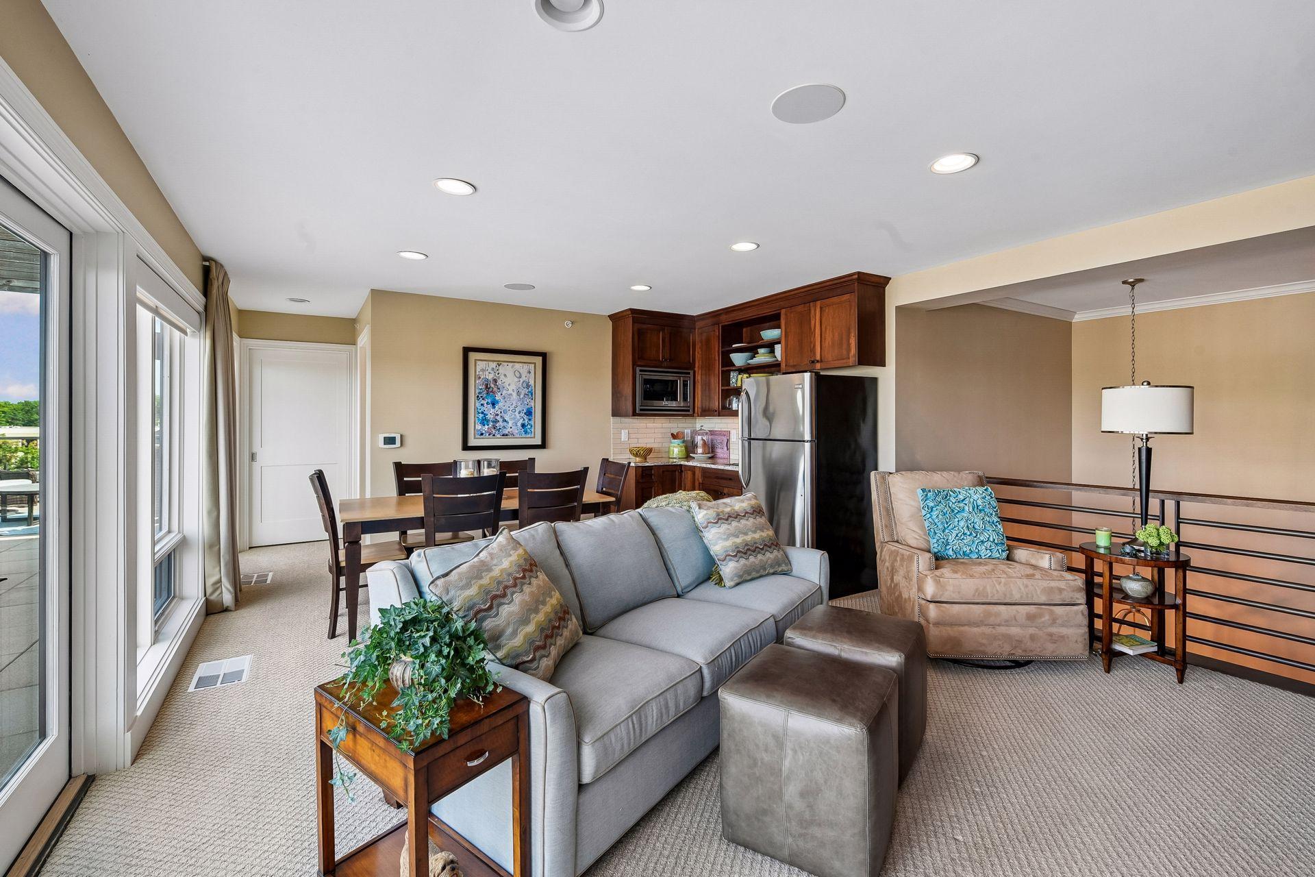 Upper level family room that could be a 3rd bedroom