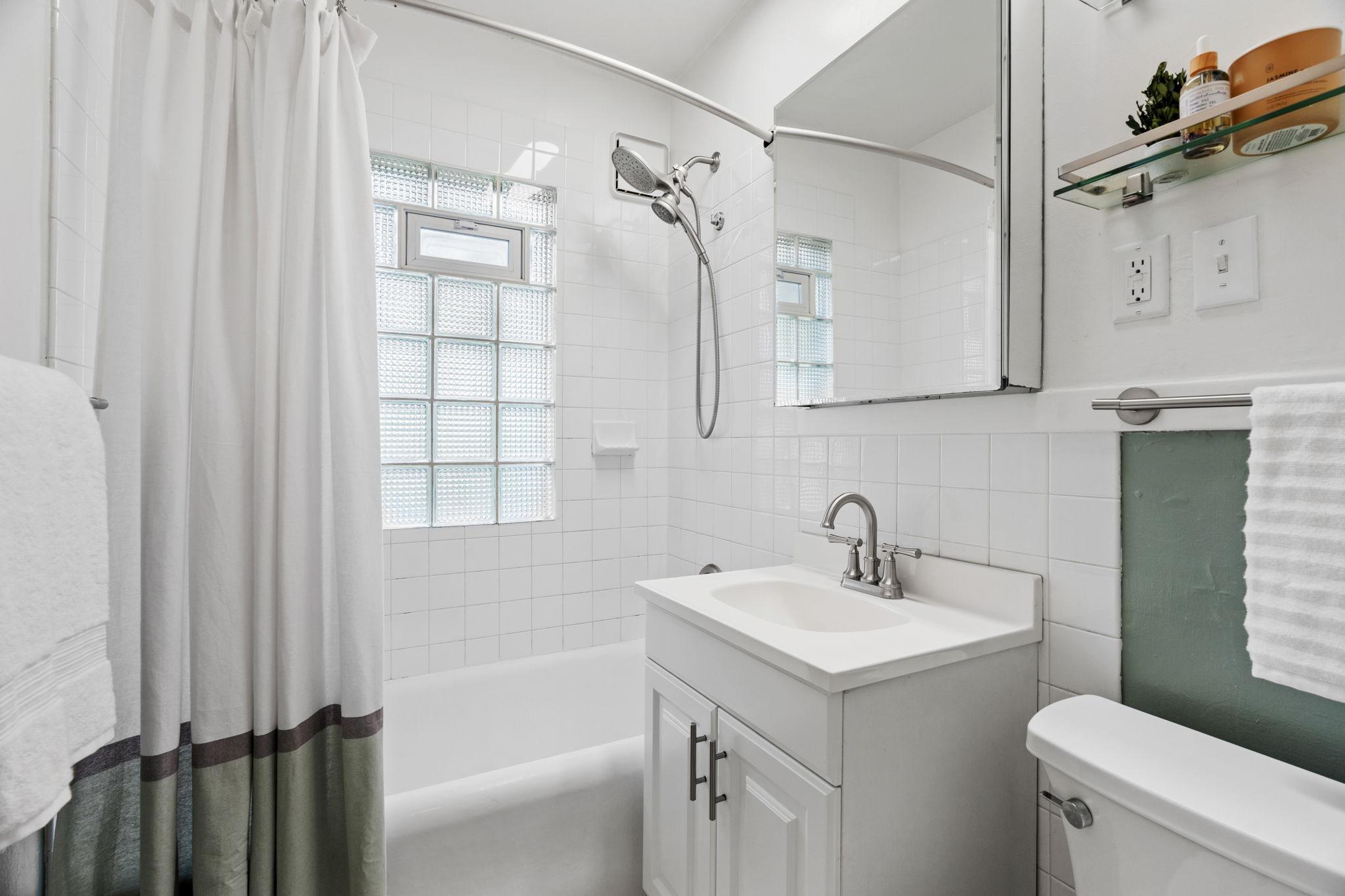 Full Bathroom - Main