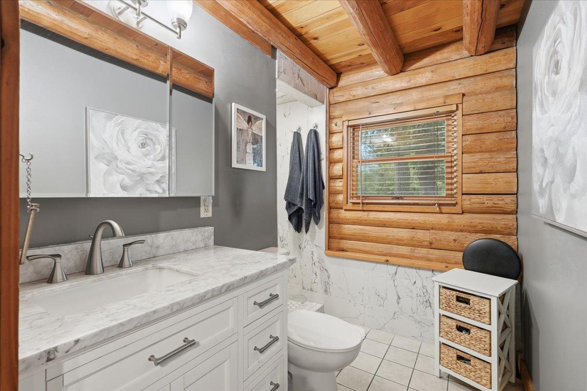 09-Bathroom.jpg