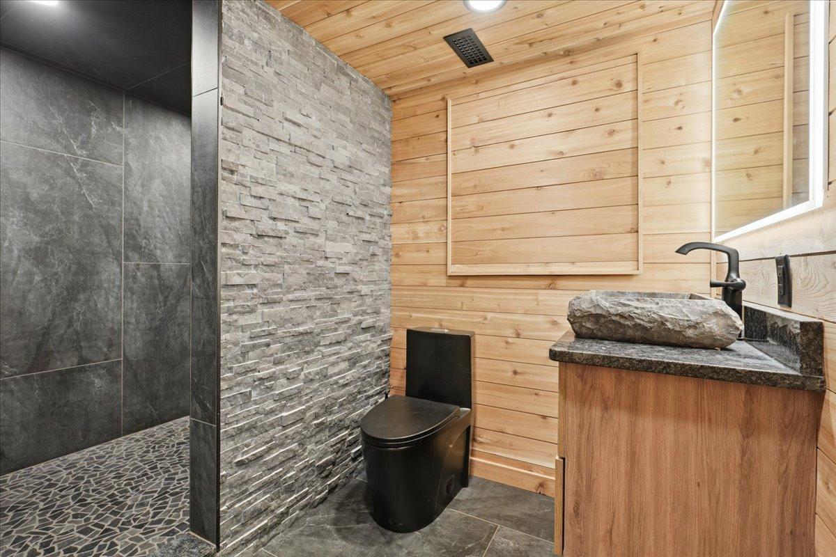 16-Bathroom.jpg