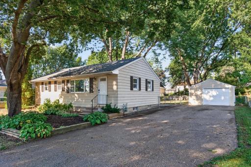 180 Grenadier Avenue N, Oakdale, MN 55128