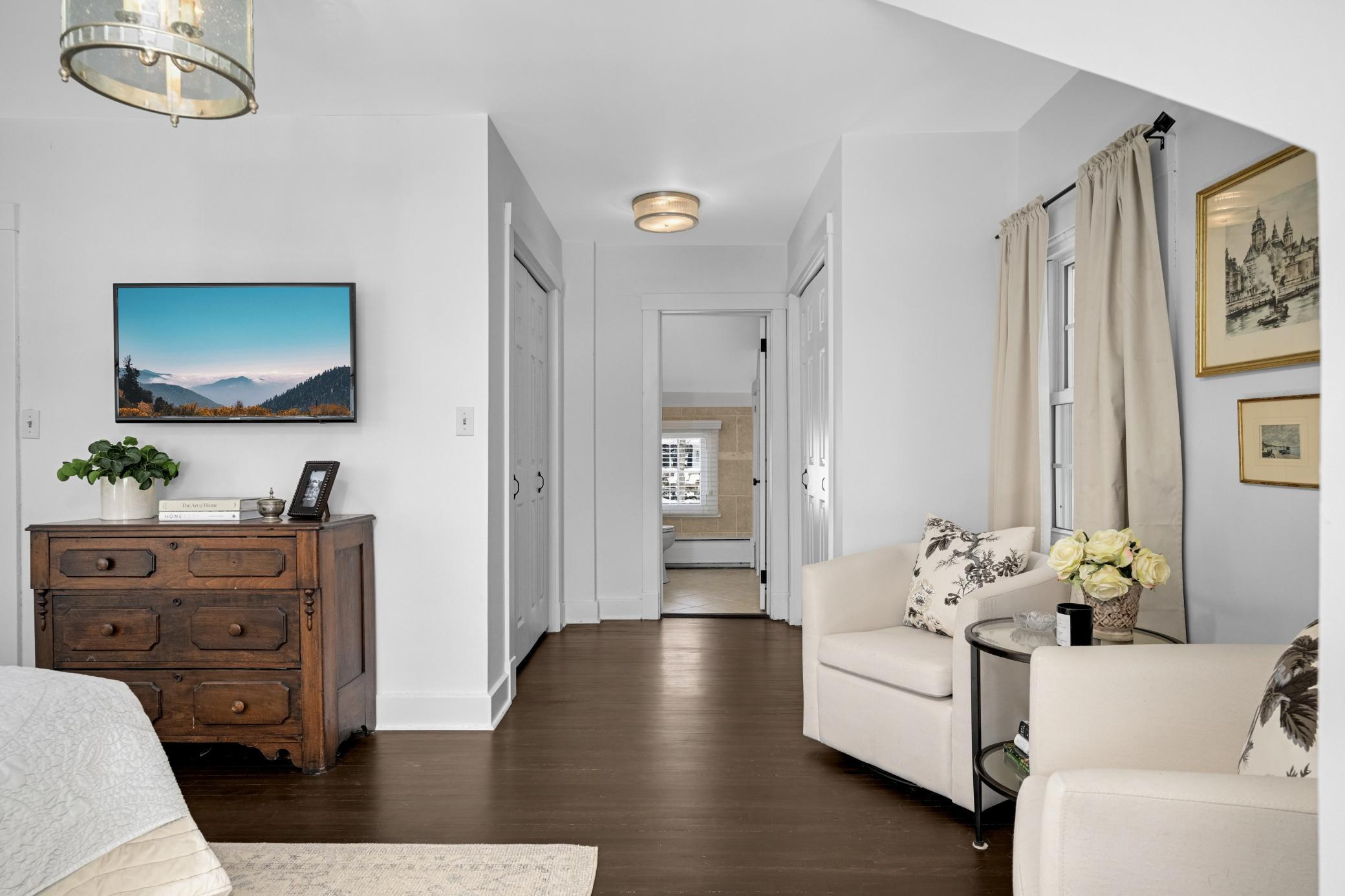 Adjoining primary bedroom 3/4 bath