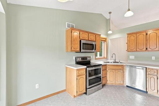 27-web-or-mls-2567_91st_Avenue_Northeast_Blaine_08215.jpg