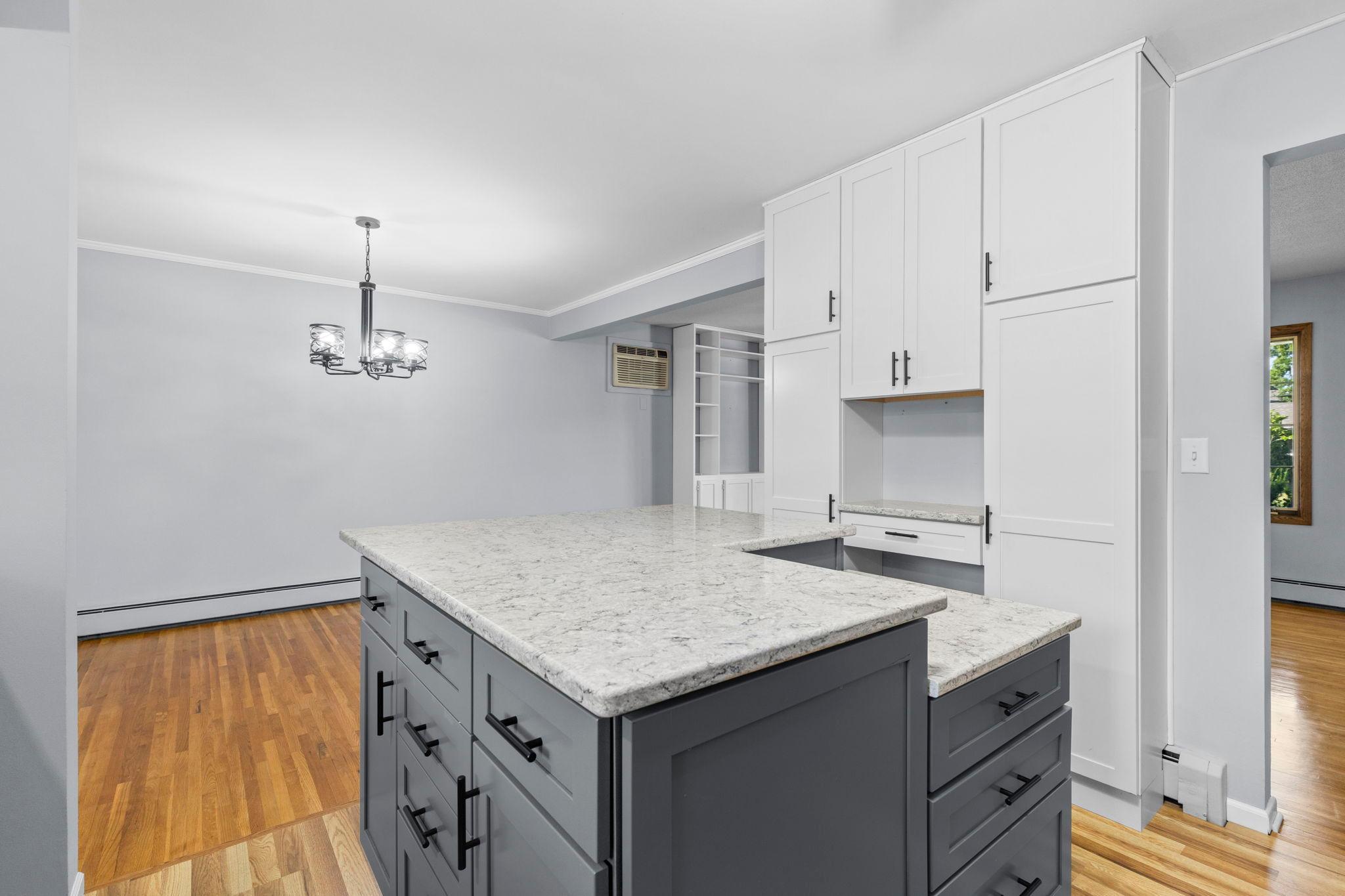 Eat in kitchen bar open to dinning room