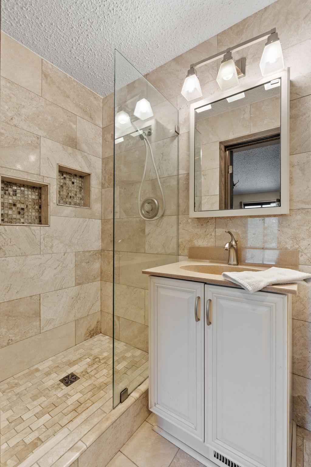 31-web-or-mls-14330 Fairway Dr-31.jpg