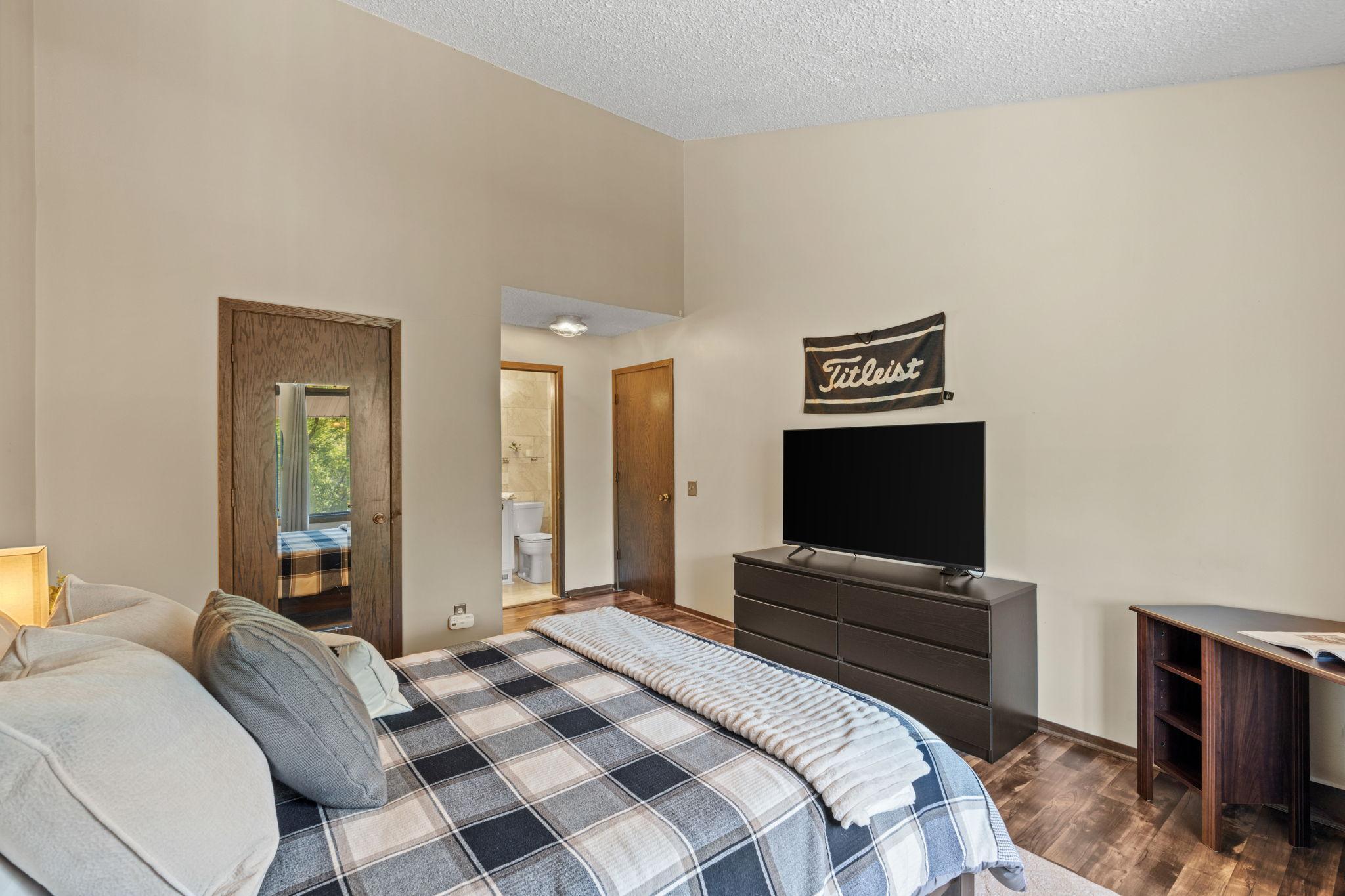 28-web-or-mls-14330 Fairway Dr-28.jpg