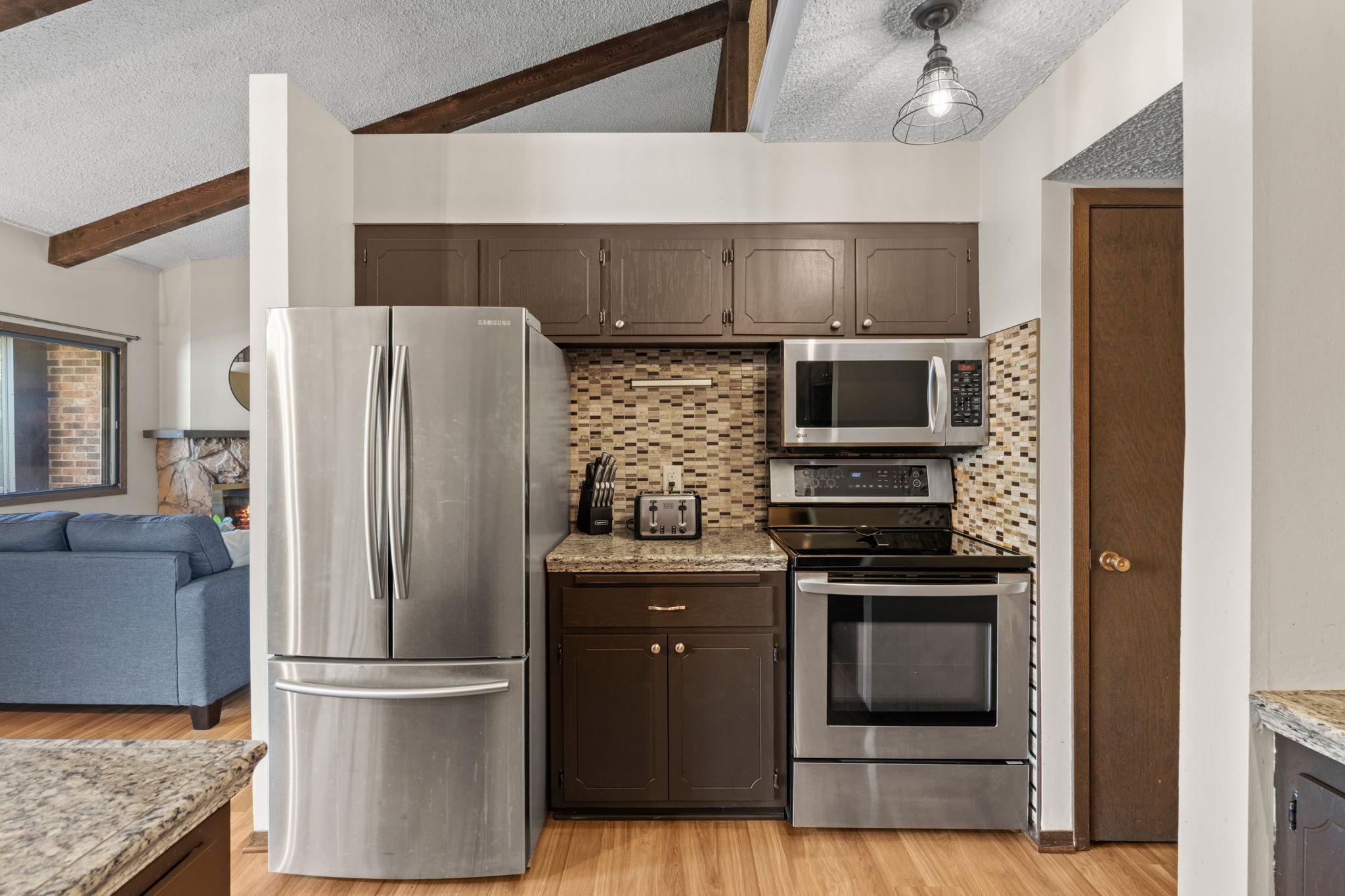 24-web-or-mls-14330 Fairway Dr-24.jpg