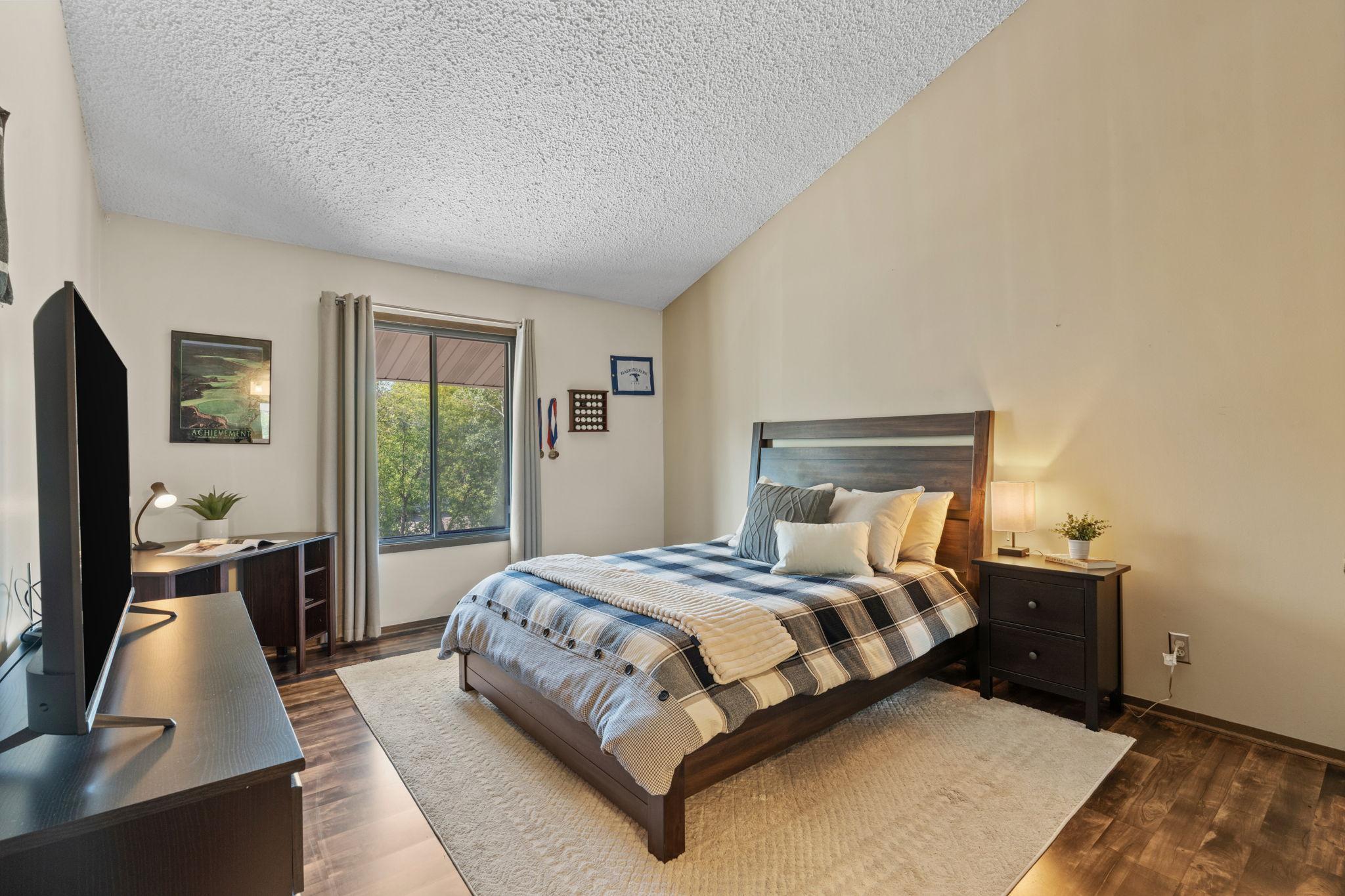 27-web-or-mls-14330 Fairway Dr-27.jpg