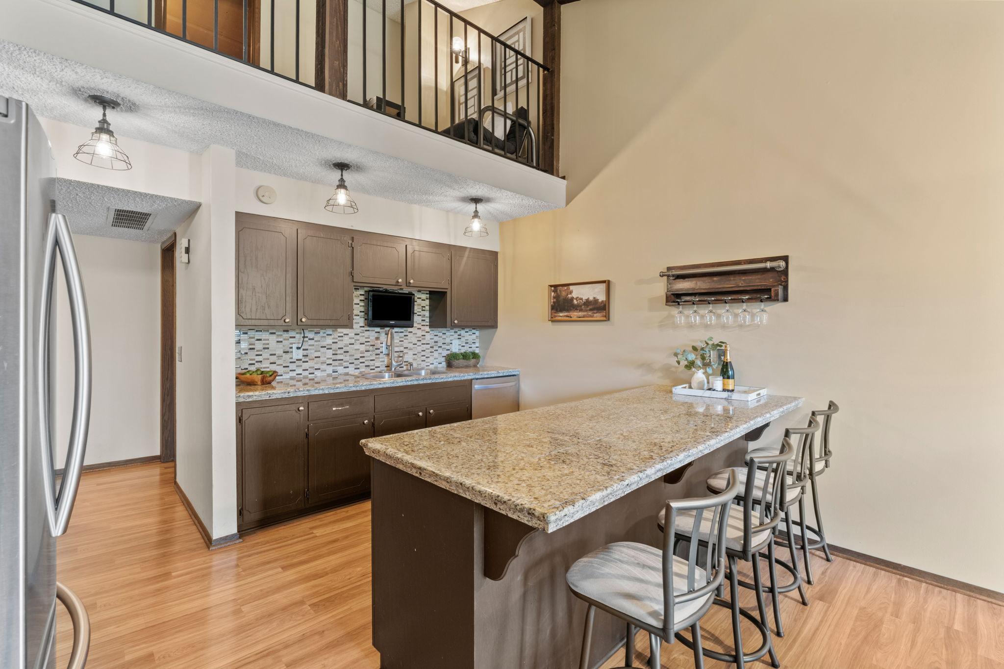 21-web-or-mls-14330 Fairway Dr-21.jpg