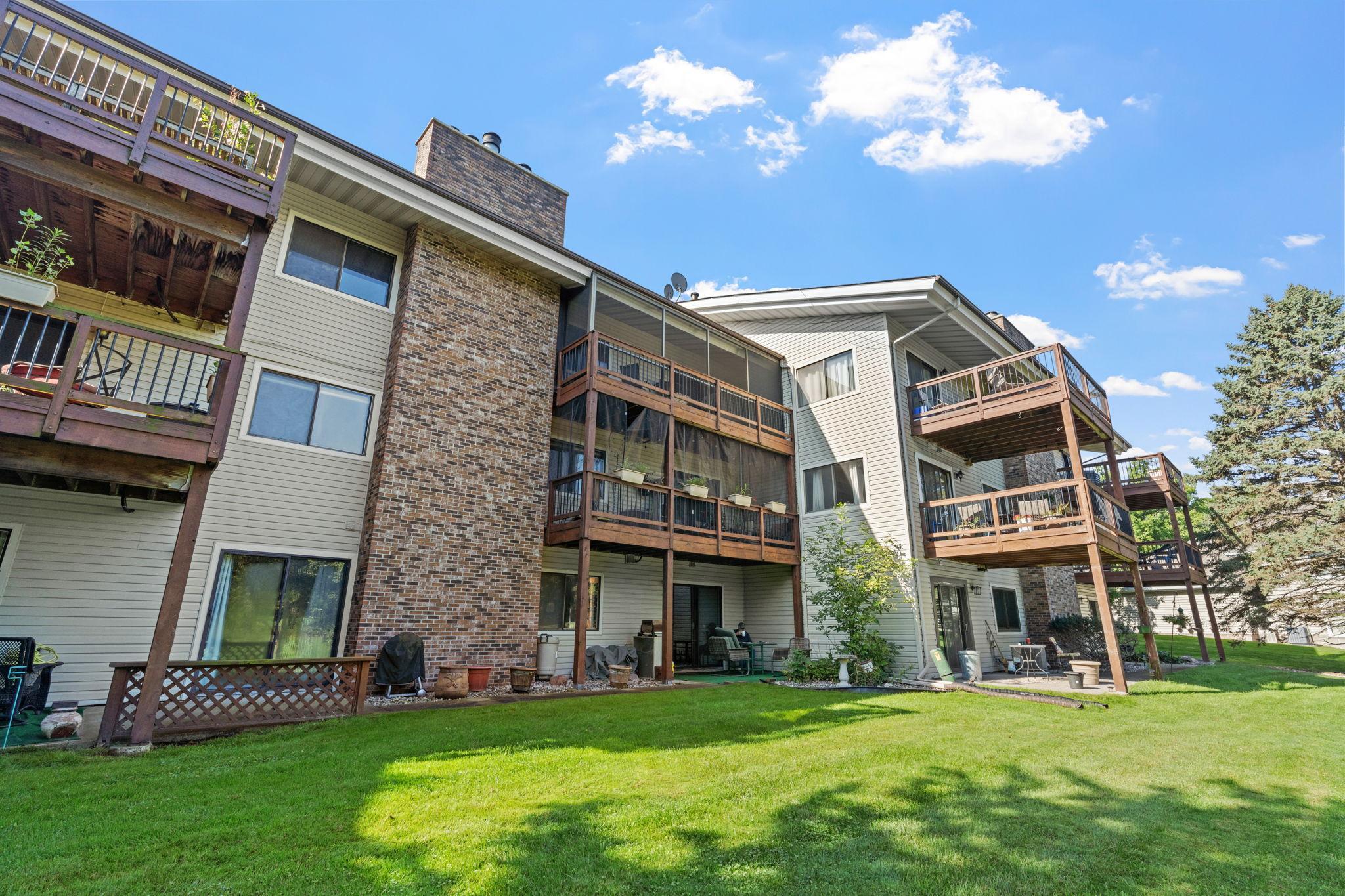 4-web-or-mls-14330 Fairway Dr-4.jpg