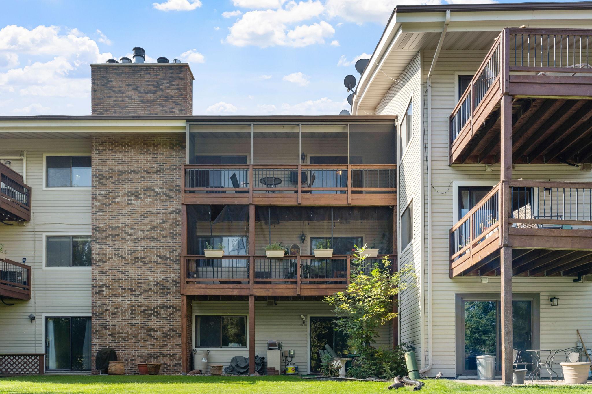 5-web-or-mls-14330 Fairway Dr-5.jpg