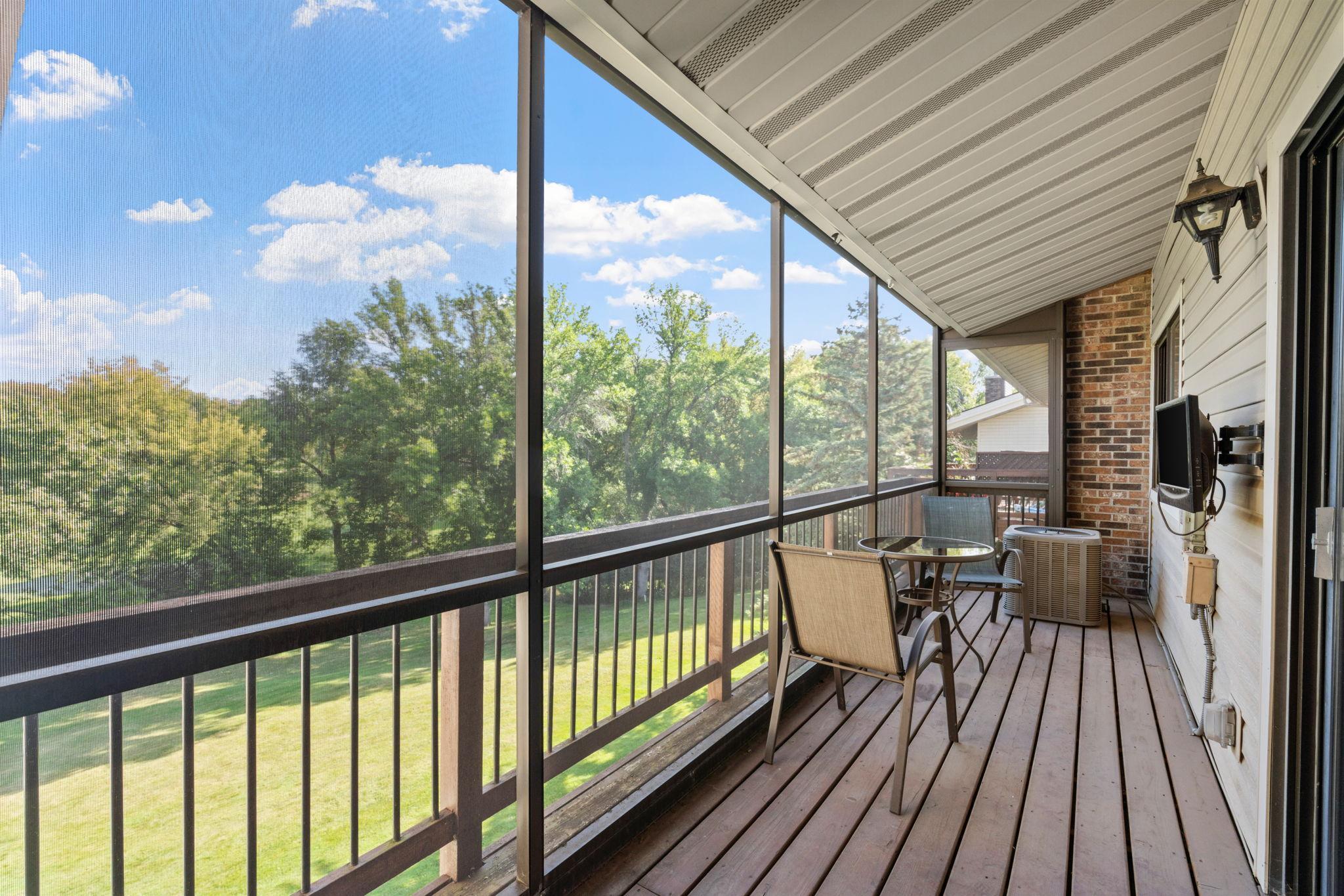 25-web-or-mls-14330 Fairway Dr-25.jpg