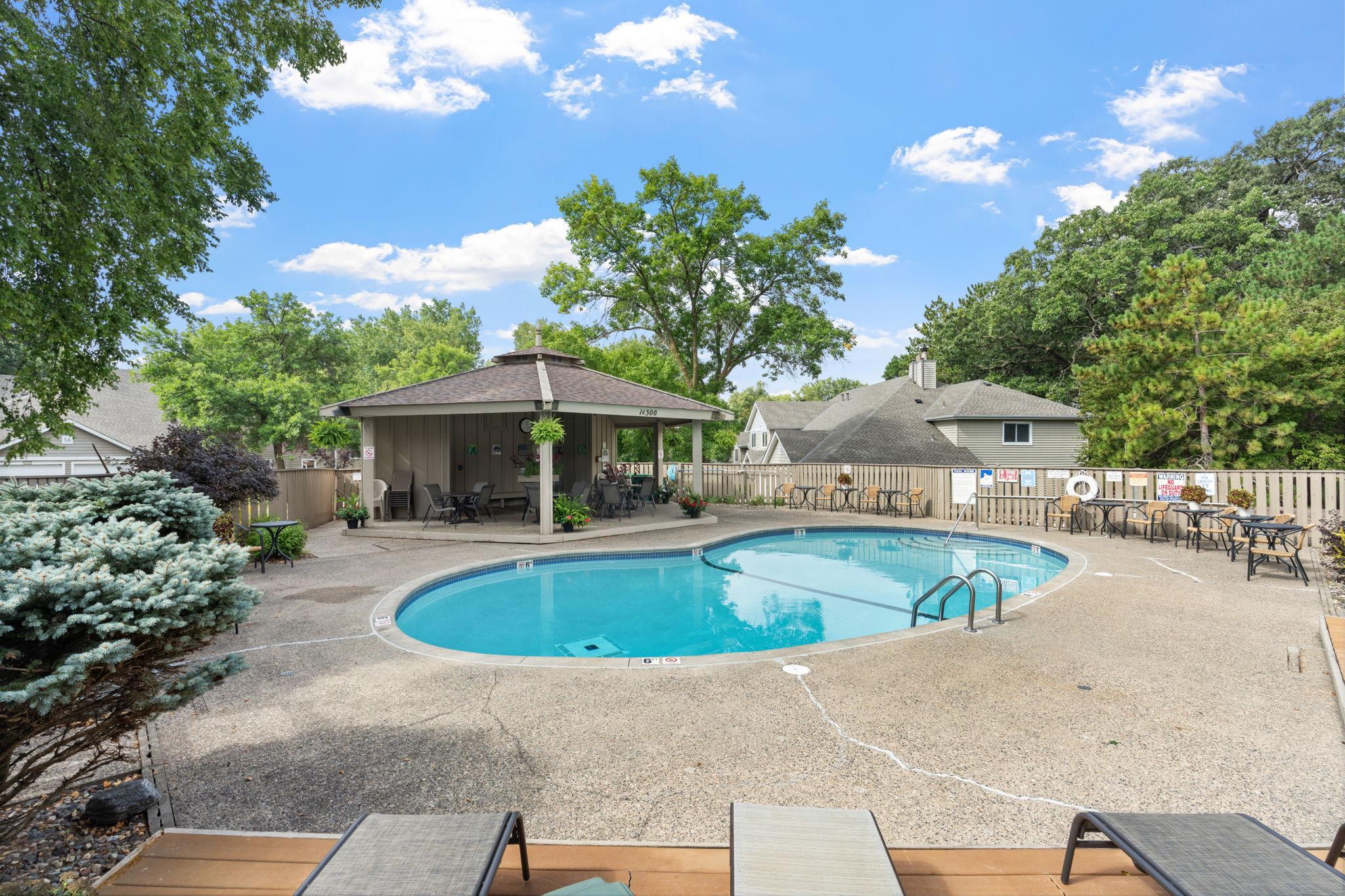 8-web-or-mls-14330 Fairway Dr-8.jpg
