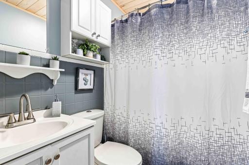 1921 N 10th Avenue N, Moorhead, MN 56560