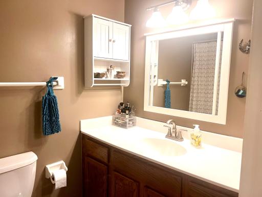 Main bathroom 1.jpeg