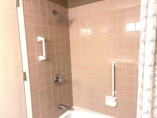 Main bathroom 2.jpeg