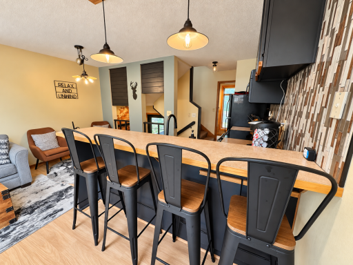 Bar seating for 4, table seating for 4.png
