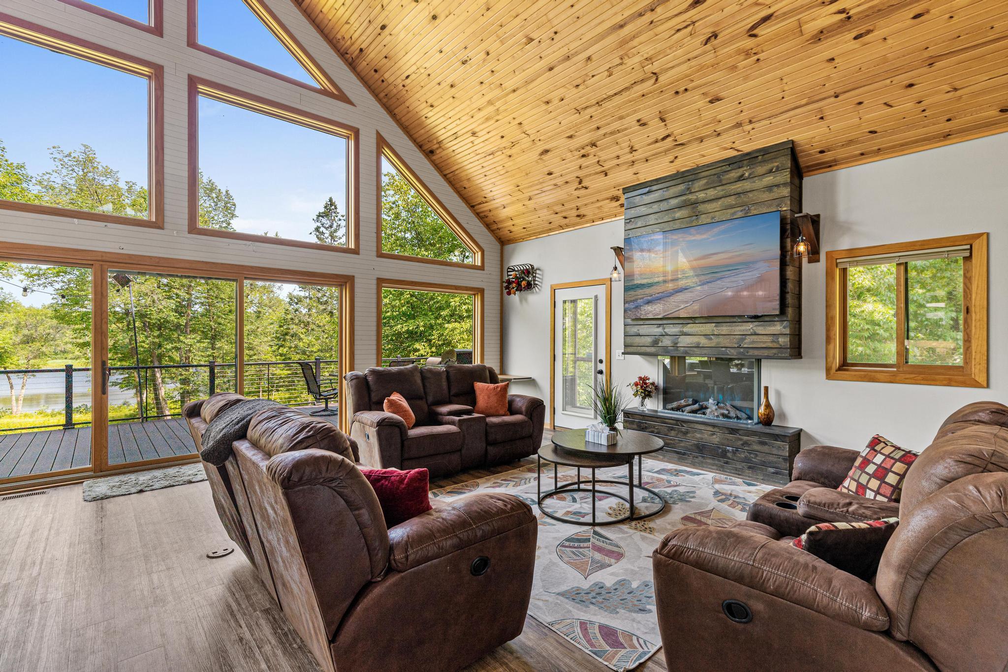 Plenty of space in the living room to have great times, enjoy the views.