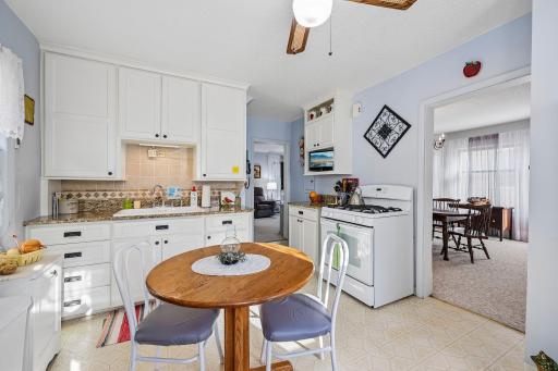 17-web-or-mls-Simpson St-S0409-017.jpg