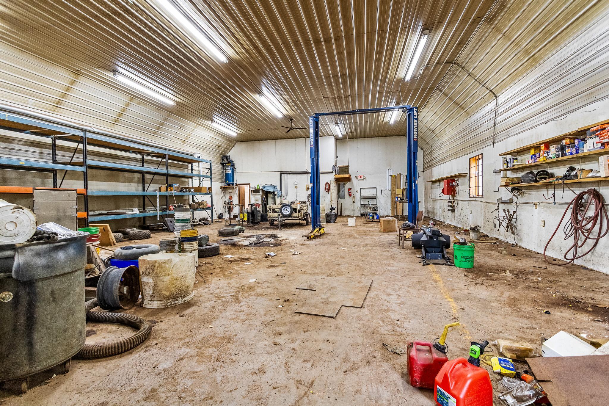 72x40 Commercial Shop with Lift, Shelving, Living Quarters
