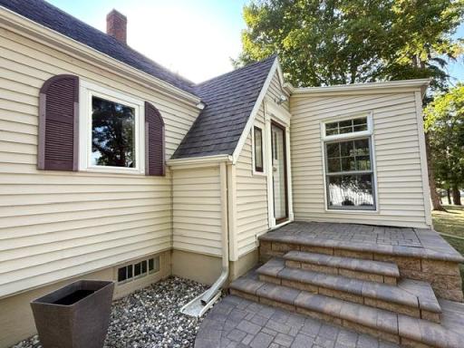 Features Paver Entry steps and Sidewalk
