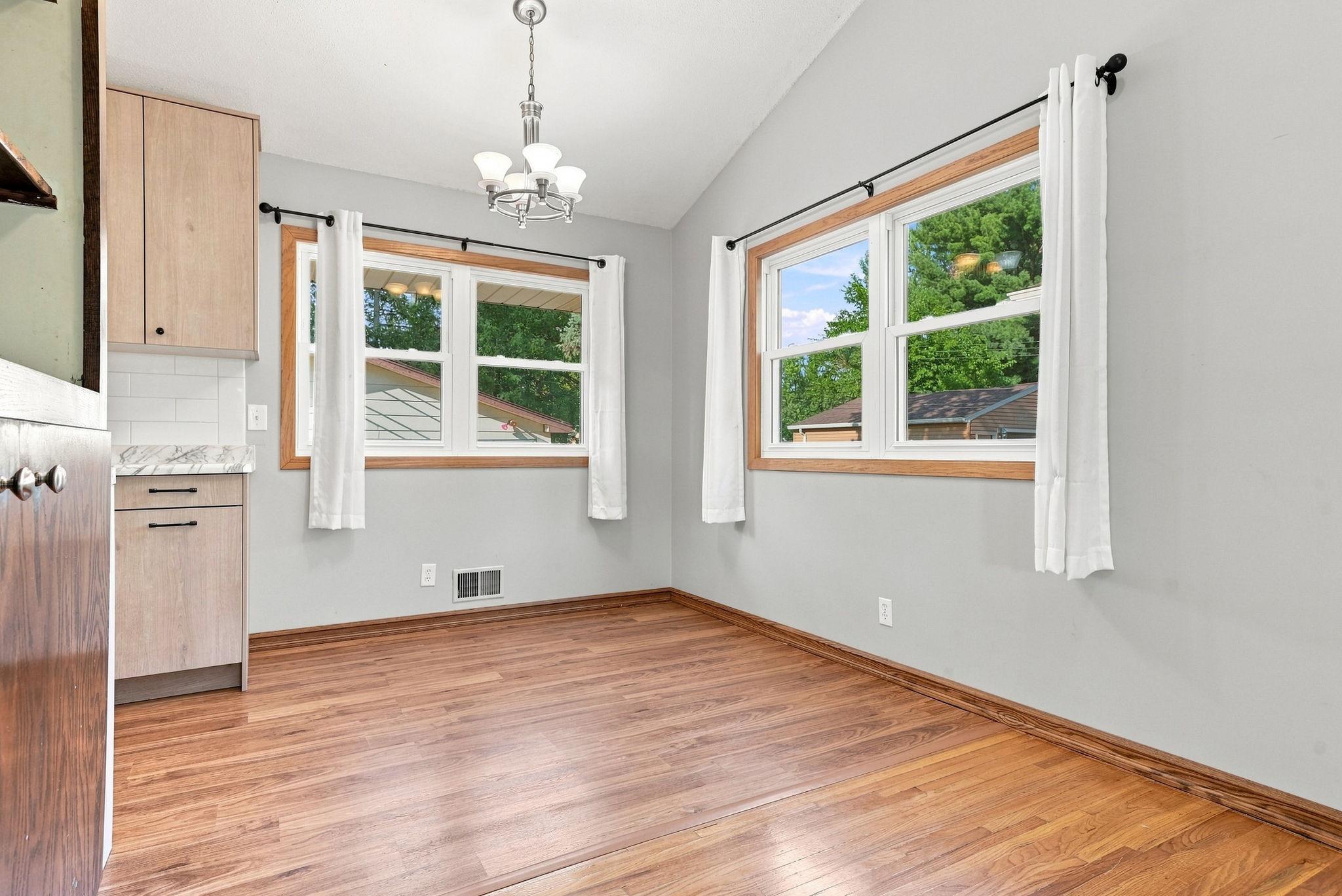 15-web-or-mls-12_Ave_NE_08390.jpg