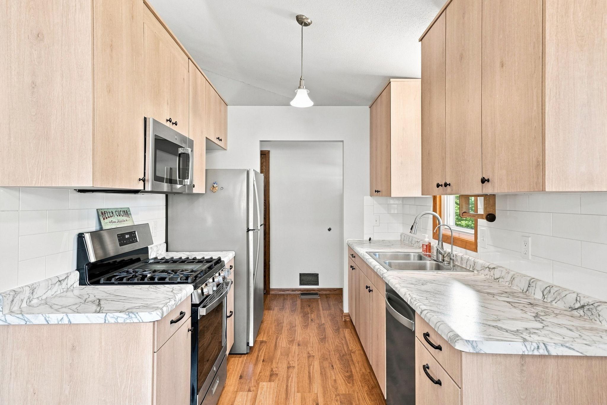 24-web-or-mls-12_Ave_NE_08405.jpg