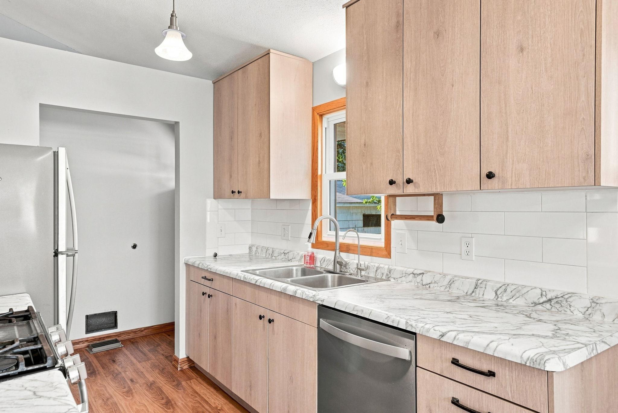 25-web-or-mls-12_Ave_NE_08395.jpg