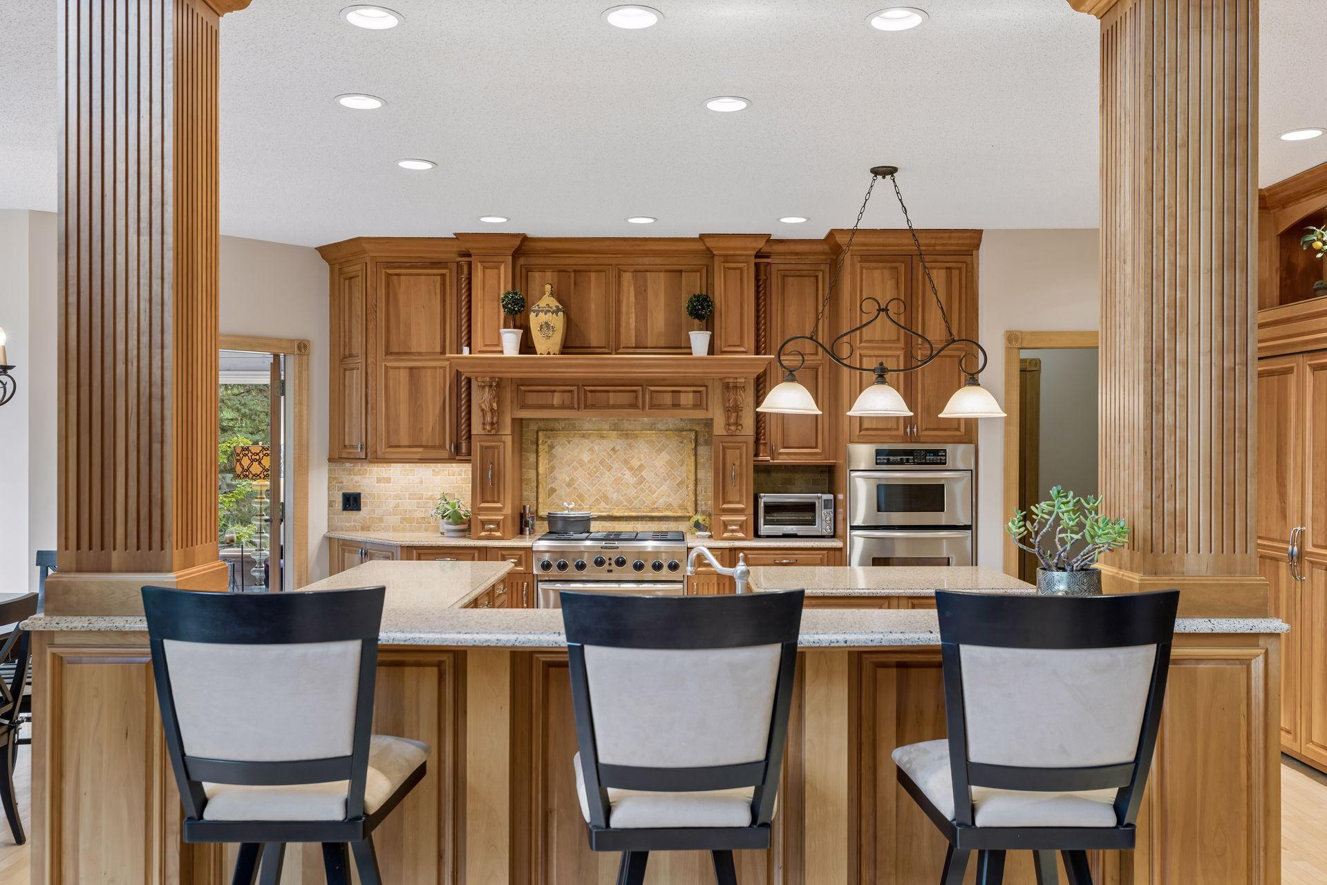 Chef's kitchen with Large Island seeting