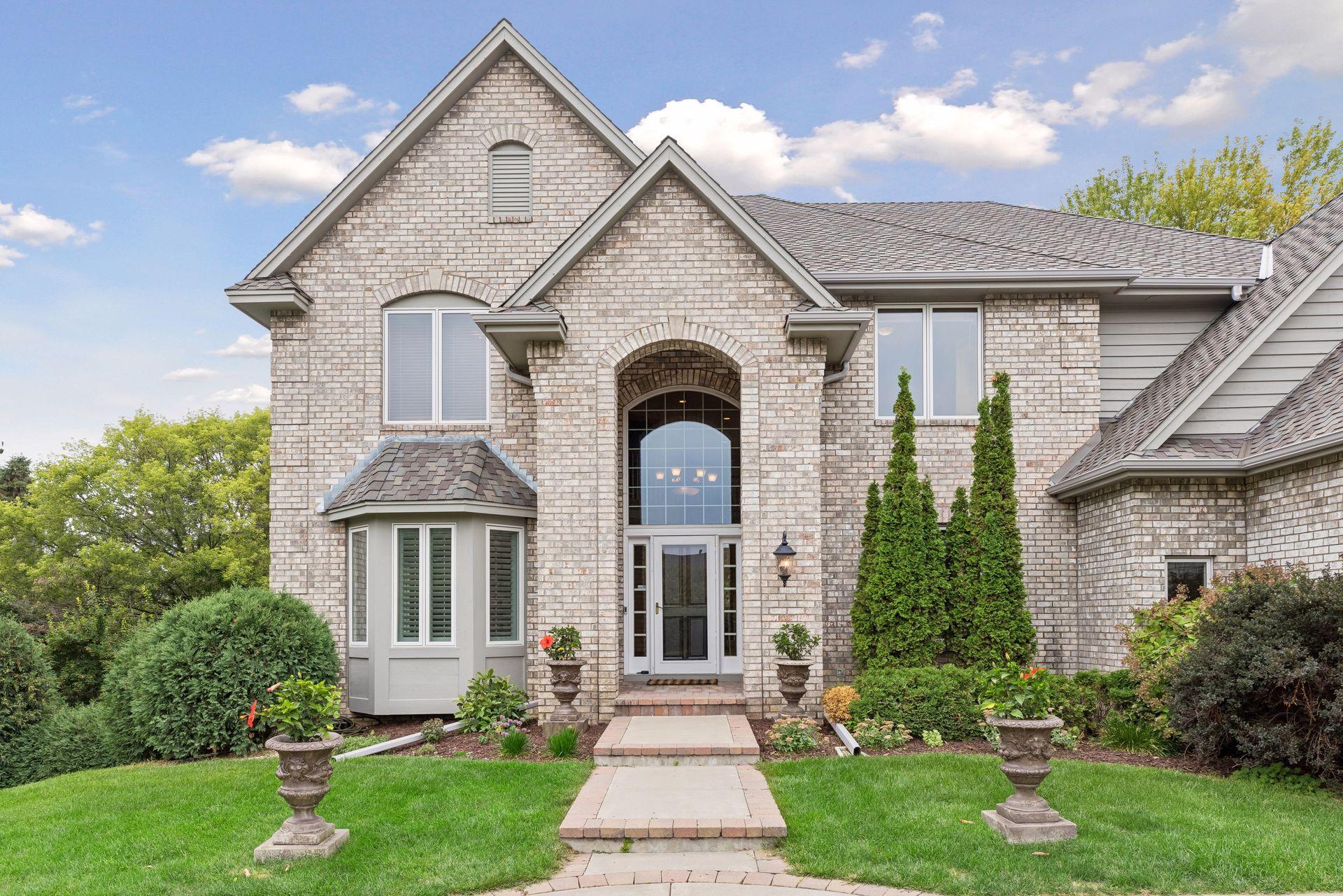 Minnetonka schools-Luxury 2 story on 1/2 acre