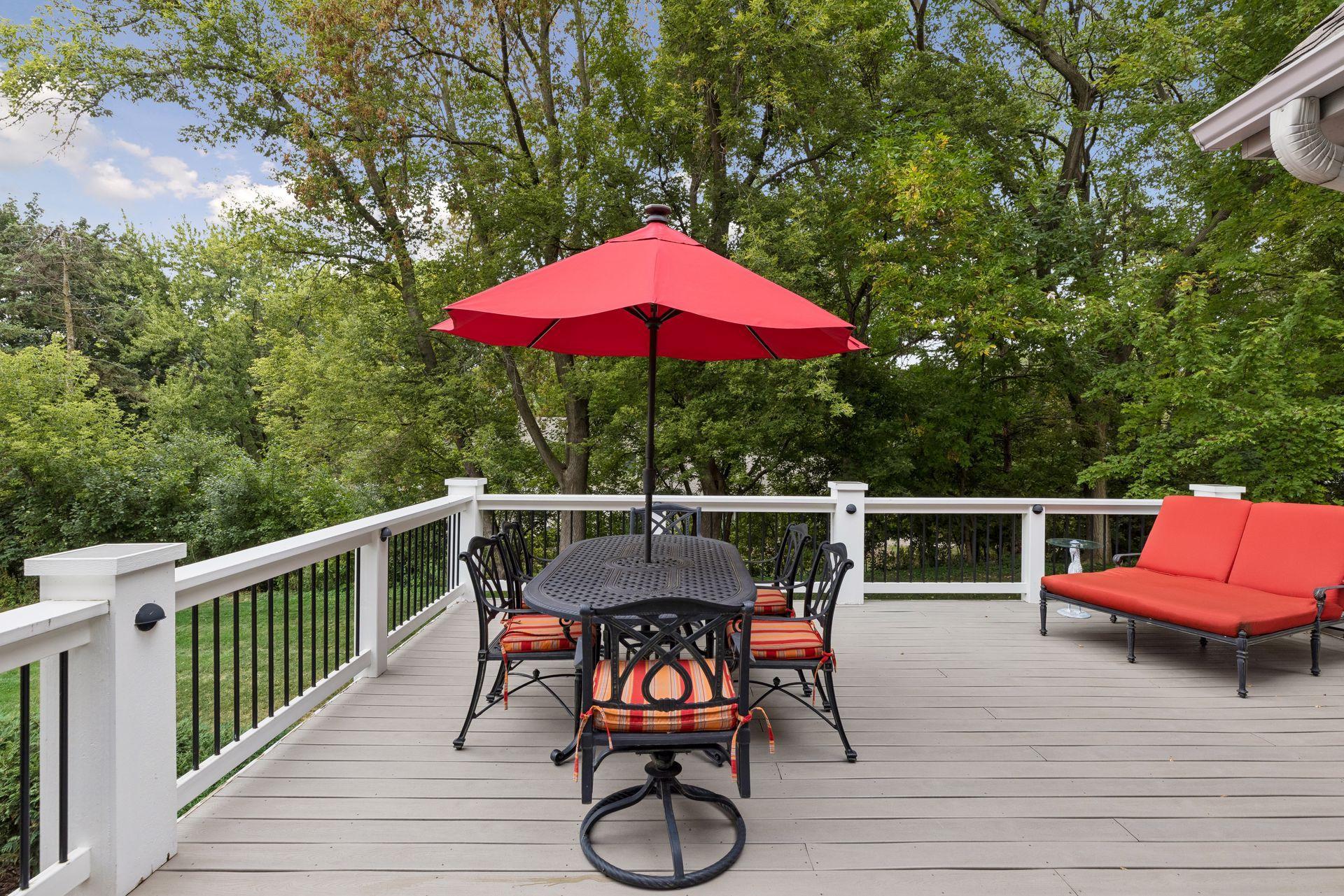 Spacious maintainence free deck to private yard