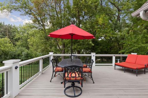 Spacious maintainence free deck to private yard