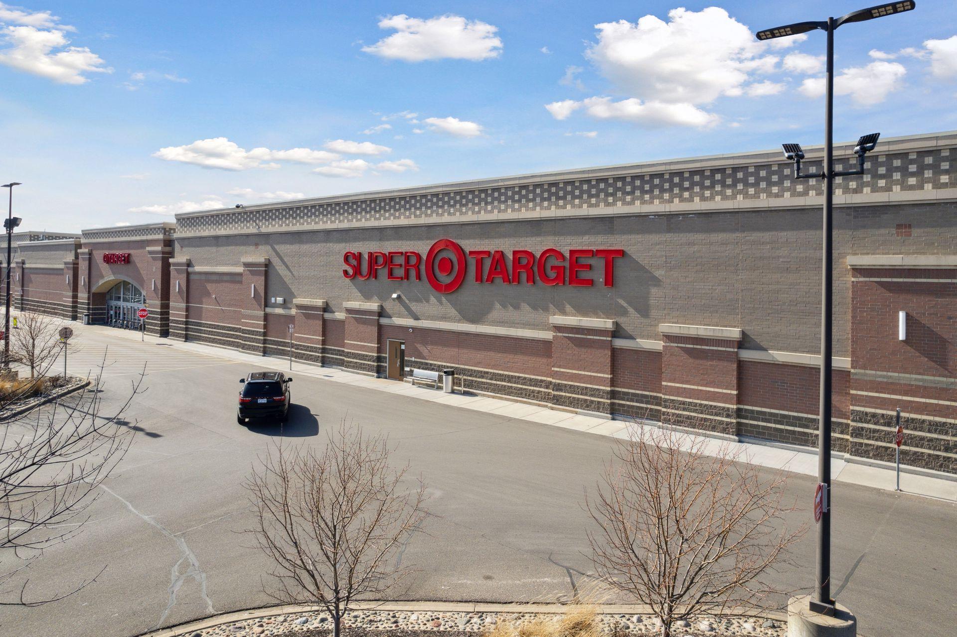 Close to shopping, restaurants, easy access
