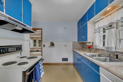 Bright & Functional / Pantry around the corner