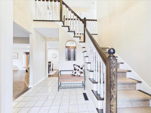 Grand 2 story entryway
