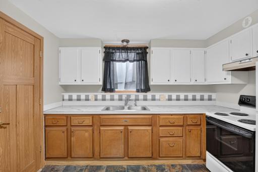 224 5th Avenue NE, 8, Valley City, ND 58072