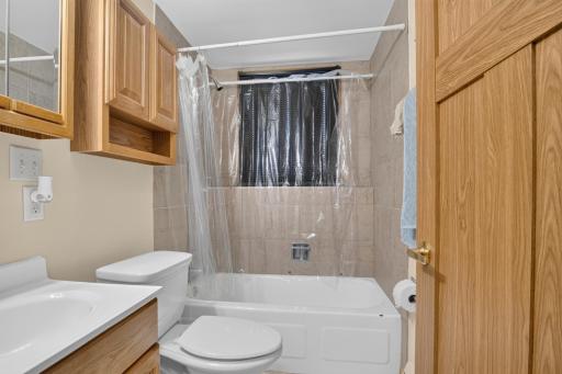 224 5th Avenue NE, 8, Valley City, ND 58072
