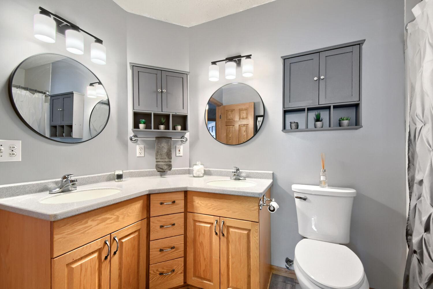 Upper level full bath