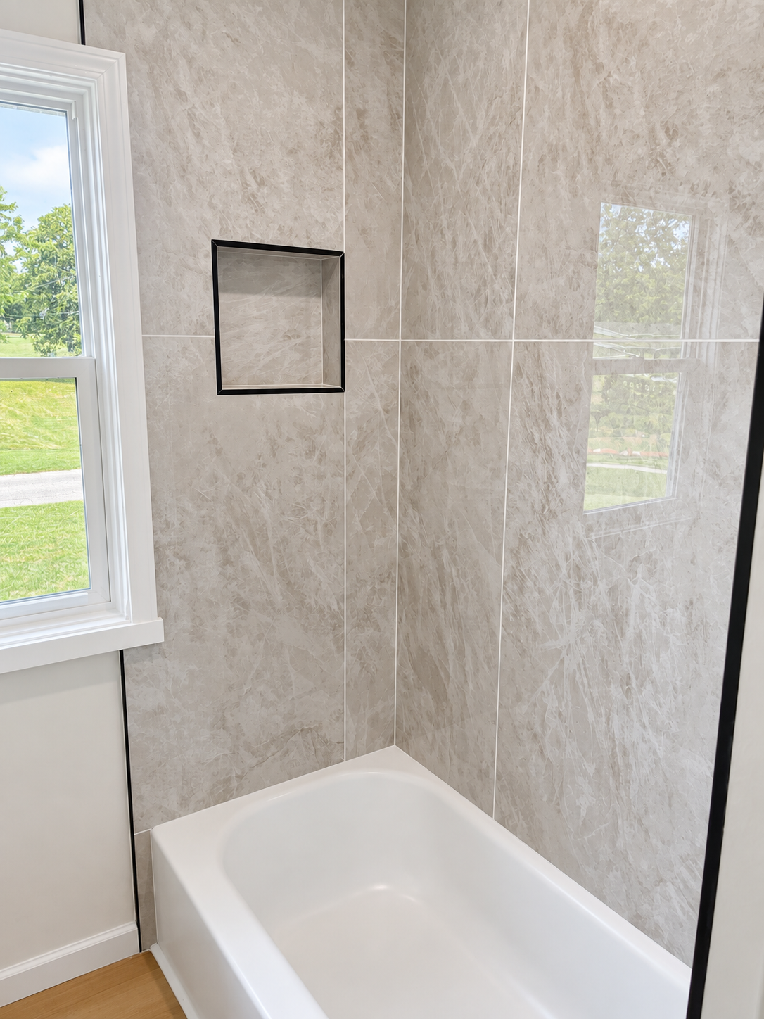Upstairs main full bathroom